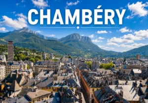 Vue urbaine alpine présentant des immeubles modernes avec les montagnes en arrière-plan. CHAMBERY