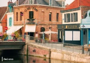 Immobilier dans les Hauts-de-France : Lille, Amiens, Arras, Dunkerque… où les acheteurs reprennent-ils la main ? 3 Pittoresque vue des bâtiments historiques d'Amiens et leurs reflets dans le canal