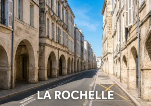 une rue résidentielle bordée d'immeubles et de trottoirs, sans personnes visibles