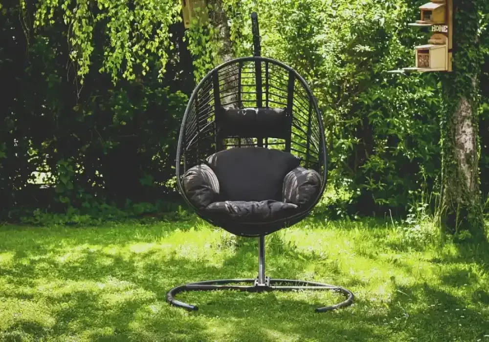 coin de jardin idyllique avec fauteuils profonds et roches, ambiance calme