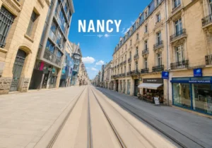 Salon lumineux avec parquet et grandes fenetres offrant une vue urbaine