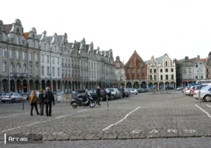 Immobilier dans les Hauts-de-France : Lille, Amiens, Arras, Dunkerque… où les acheteurs reprennent-ils la main ? 4 vue d'une place urbaine pavée entourée de bâtiments historiques à Arras