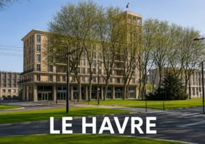 Immobilier en Normandie : Rouen, Caen, Le Havre… les villes où le marché est en train de changer 4 rue urbaine bordee d'immeubles et de voitures