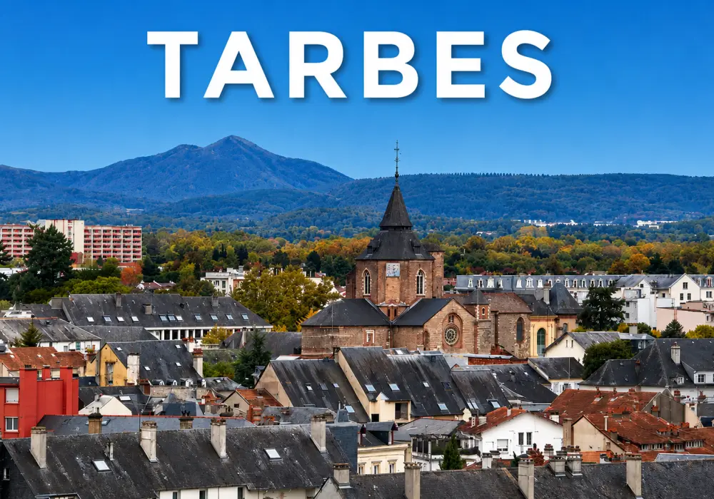 photo montrant une rue résidentielle avec immeubles et toitures variées