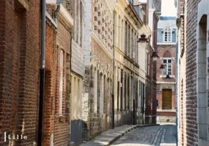 Immobilier dans les Hauts-de-France : Lille, Amiens, Arras, Dunkerque… où les acheteurs reprennent-ils la main ? 2 petite rue pietonne dans le vieux lille, ruelle historique et facades anciennes