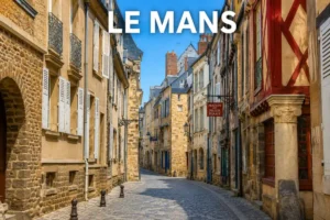 Immobilier dans les Pays de la Loire : Nantes, Angers, Le Mans… où les prix évoluent-ils le plus ? 4 ensemble d'immeubles résidentiels alignés, rue devant, ciel clair en arrière-plan