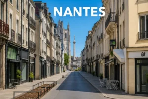 Immobilier dans les Pays de la Loire : Nantes, Angers, Le Mans… où les prix évoluent-ils le plus ? 2 vue d'une rue avec des immeubles et des panneaux immobiliers en bord de trottoir